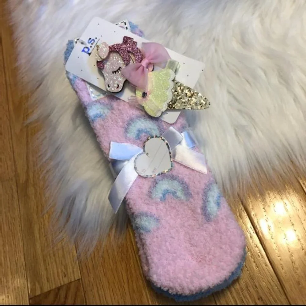 Aeropostale Girls 2 Pack Cozy Socks & 2 Hair Clips
